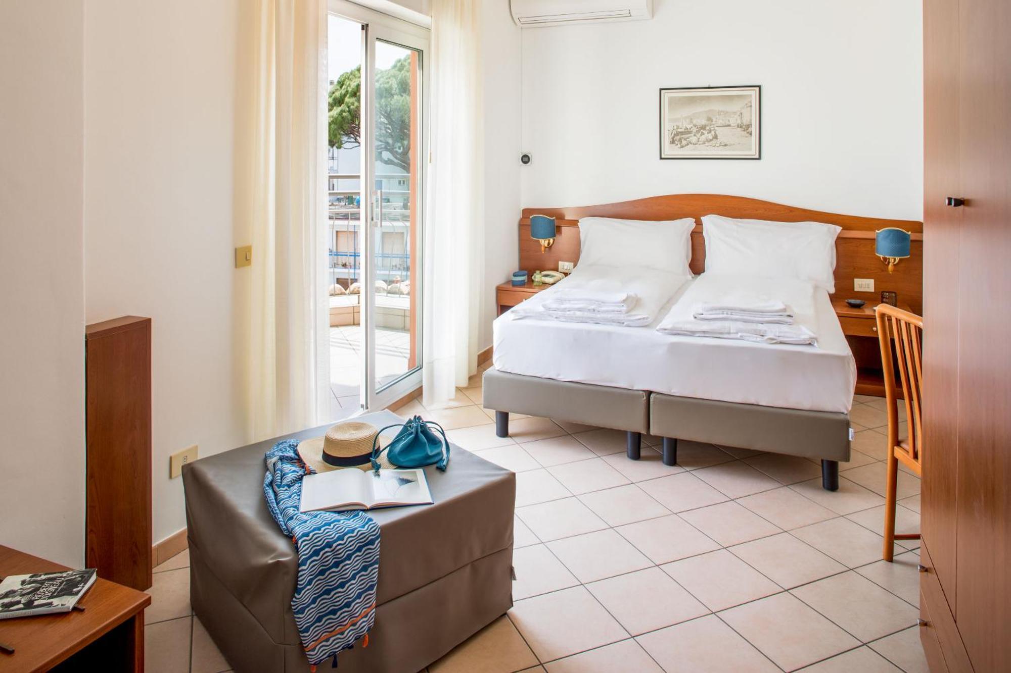 Hotel Tritone Laigueglia Exterior photo