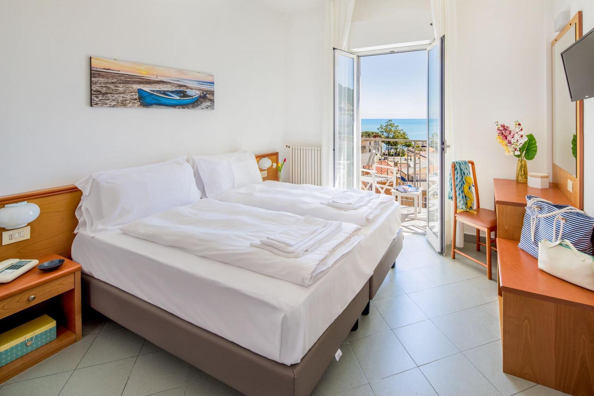 Hotel Tritone Laigueglia Exterior photo