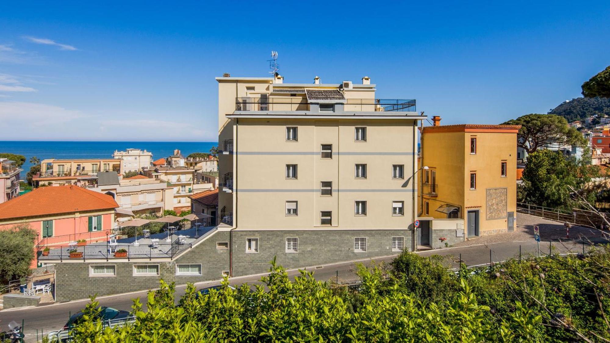 Hotel Tritone Laigueglia Exterior photo